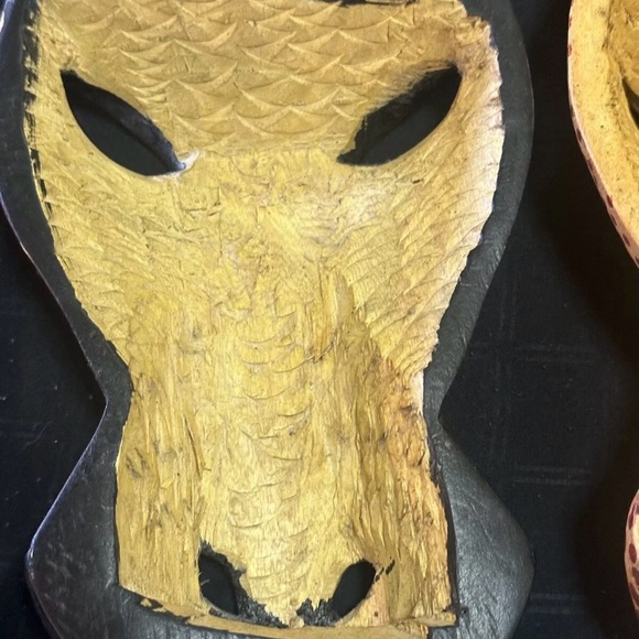 Beautiful Hand carved Wooden Giraffe Wall Accents/Decor MADE in Kenya - Picture 4 of 9